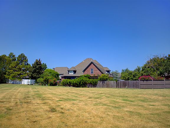 4th image of 7902 E Commercial St