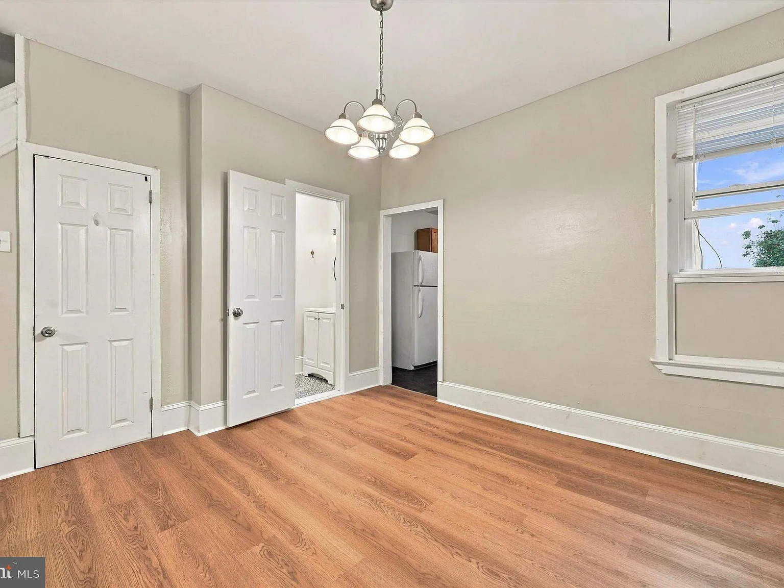 3 bed, 1.5 bath, 1190 sqft, $2,400 — Photo 4