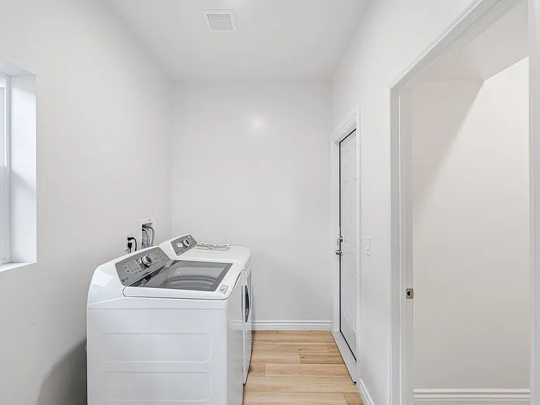 8521 Grove Hill Ct — Photo 14