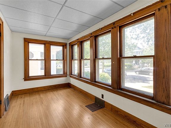 5th image of 136 Lincoln Blvd