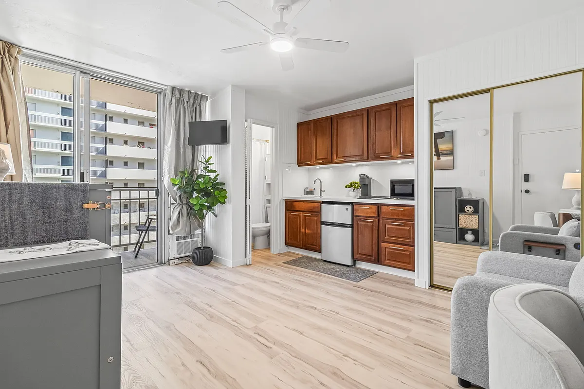 Building Photo - 2509 Ala Wai Blvd #503