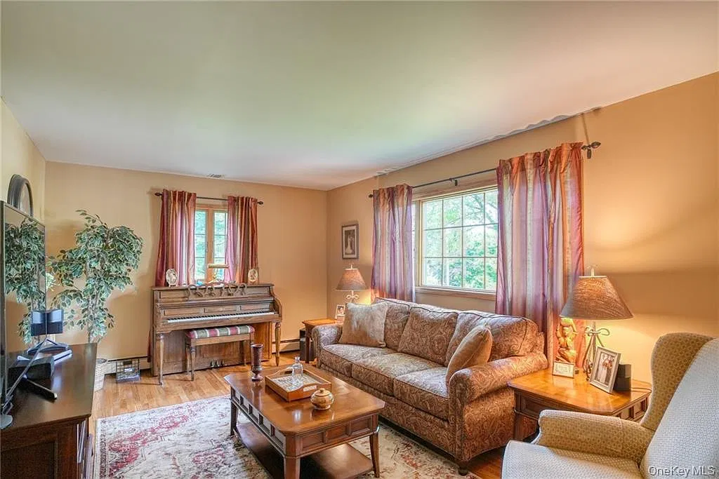 3 bed, 2.0 bath, 1688 sqft, $3,300 — Photo 4