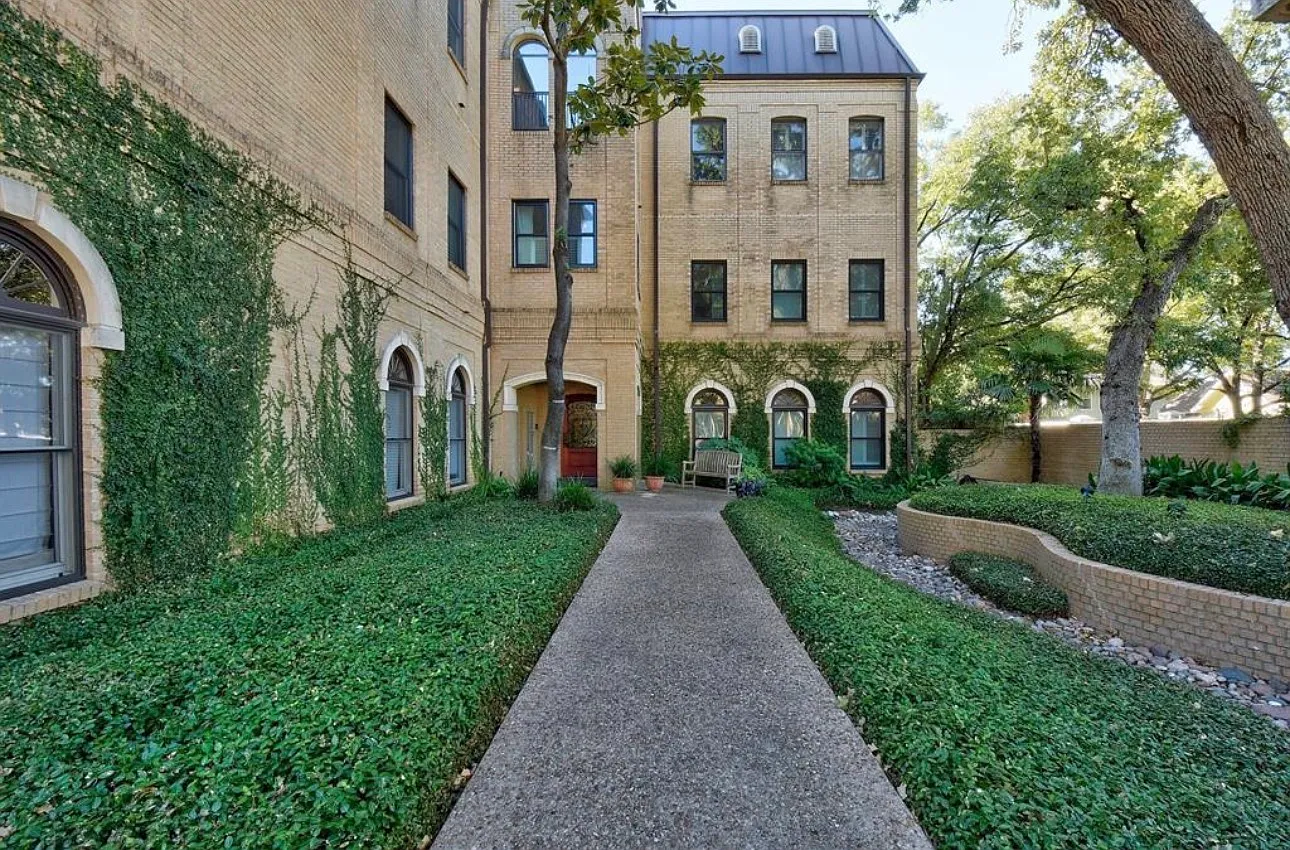 2 bed, 1296 sqft, $3,150 — Photo 2