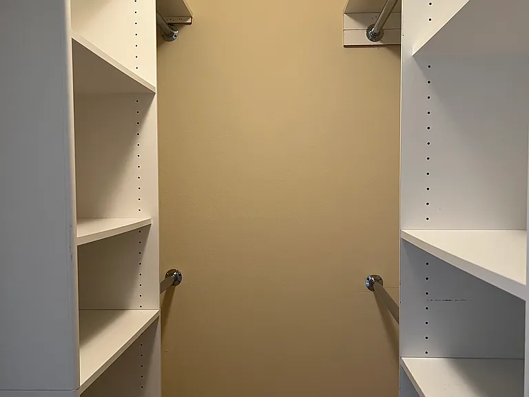 WALK IN CLOSET