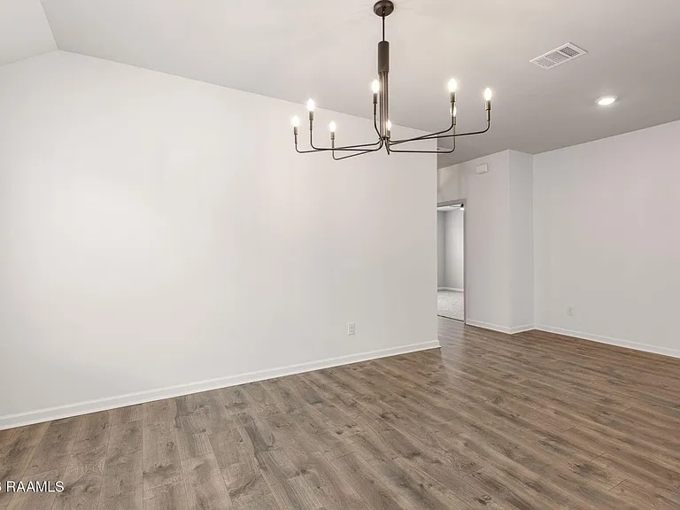 619 Griffiths Ct — Photo 4
