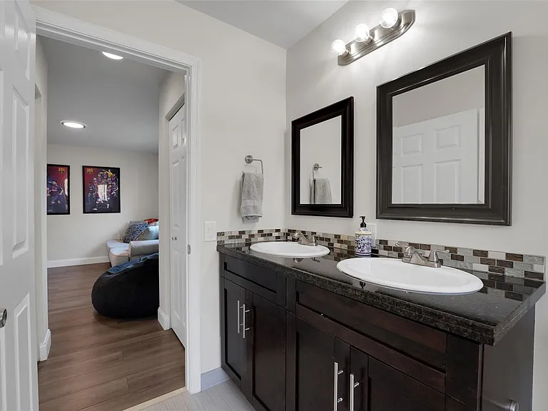 1070 Bluewood Ter — Photo 44