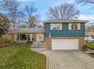 196 Grandview Ave, Glen Ellyn, IL 60137