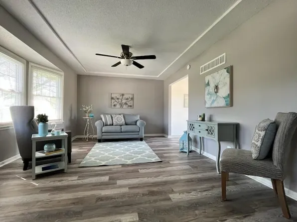 8244 Clare Rd, Lenexa, KS 66227