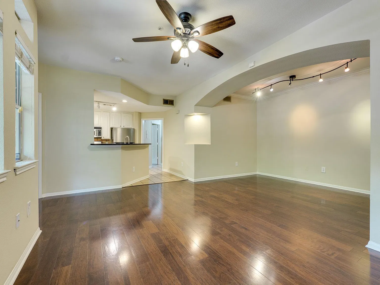 2 bed, 1.0 bath, 972 sqft, $1,650 — Photo 2