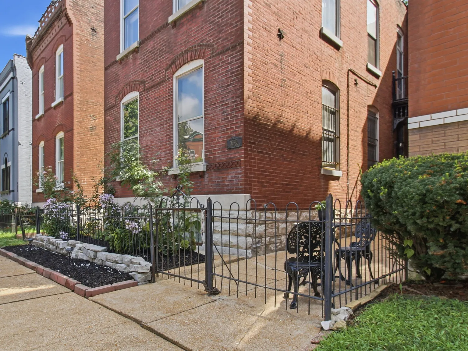 3 bed, 1870 sqft, $2,400 — Photo 1