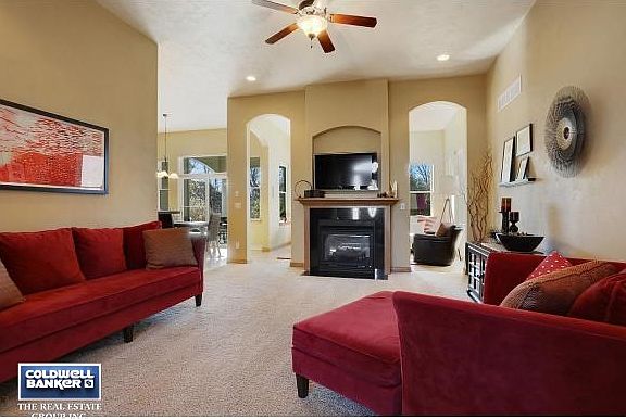 Volume ceiling in Great Room
