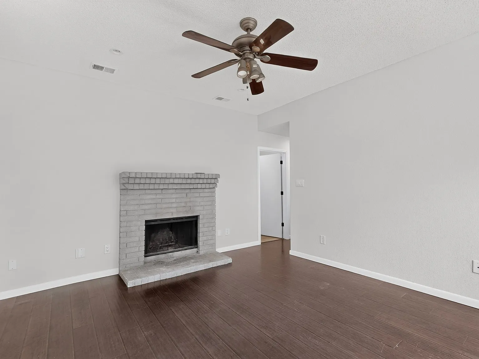 3 bed, 1278 sqft, $2,100 — Photo 4