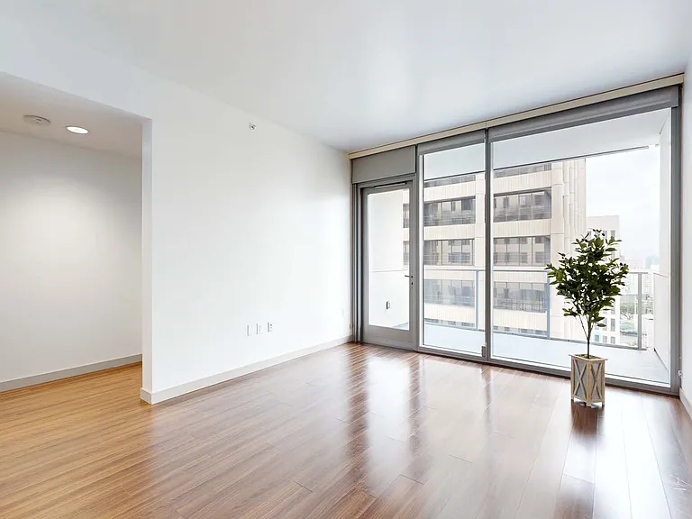3033 Wilshire — Photo 72