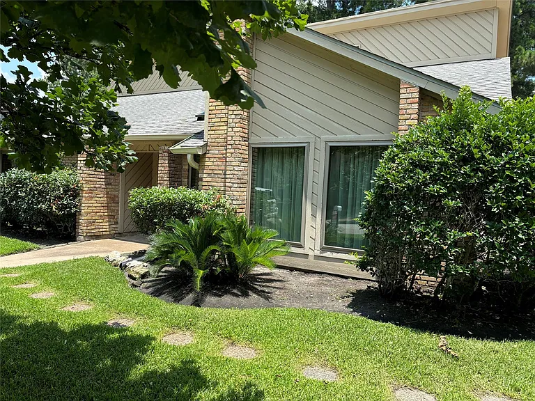 15702 Oxenford Dr — Photo 4