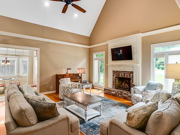 3rd image of 207 Woodstock Pl