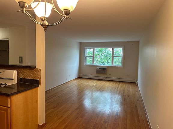 4th image of 4600 N Cumberland Ave Unit 411