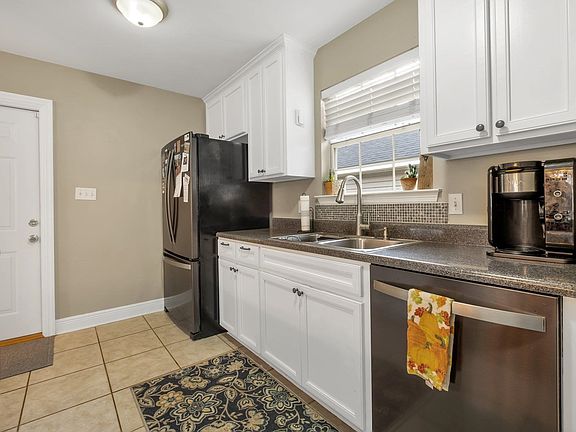 4th image of 3244 Emerson Ln