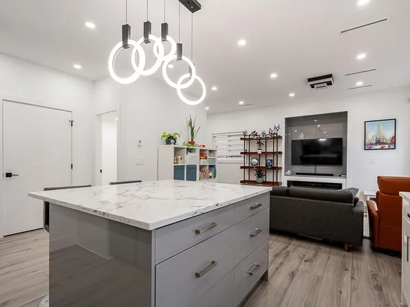 4675 Canada Way #2, Burnaby, BC V5G 1G4