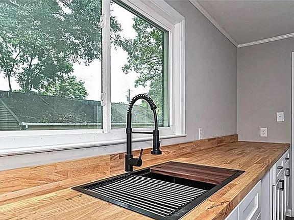 5th image of 225 Charlesvoix Ave