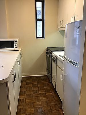 5th image of 150 W 51st St APT 1816