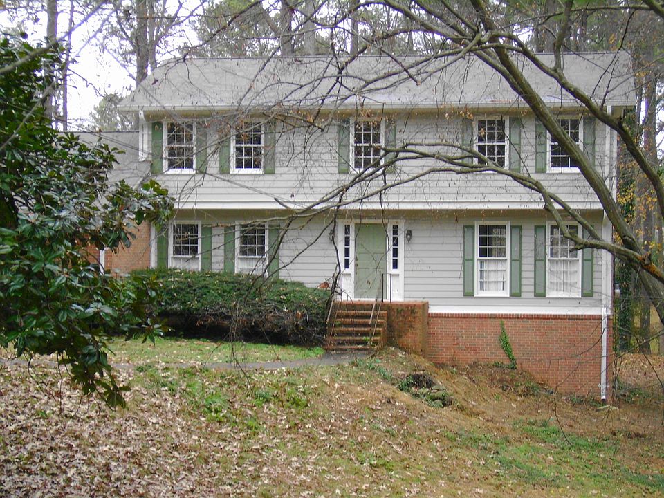 Large Home With Fresh Paint and New Roof.