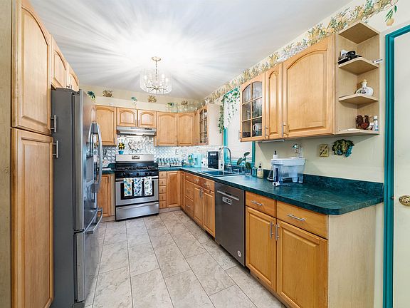4th image of 687 Communipaw Ave