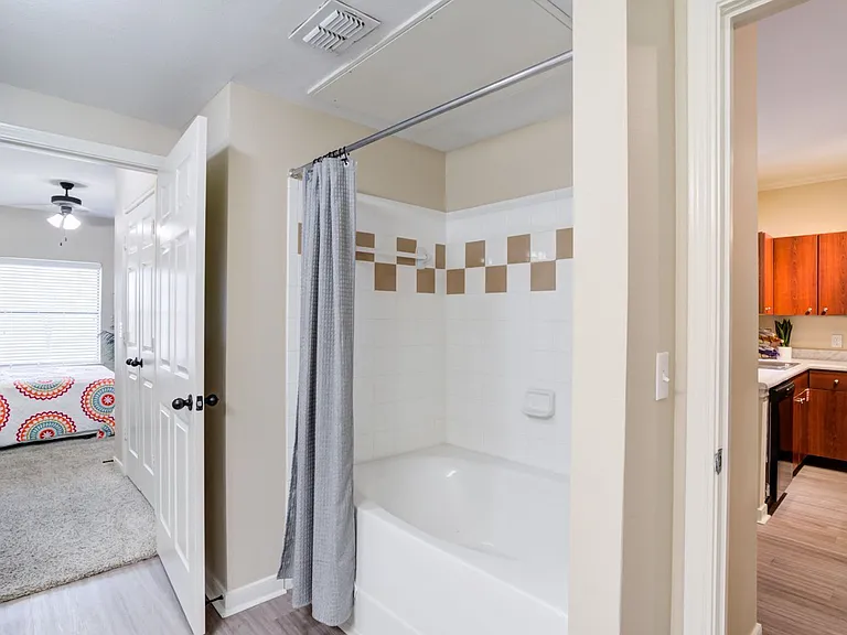 Bay Vista Apartments — Photo 18
