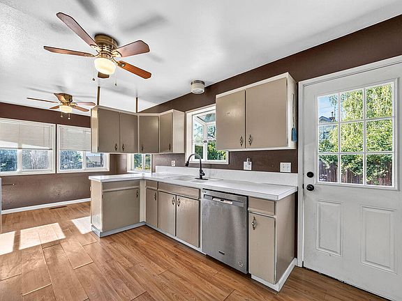 3rd image of 2439 Berkeley St