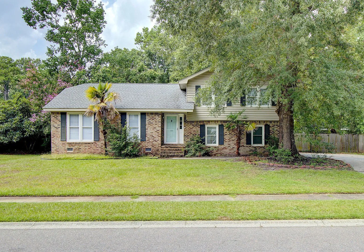 3 bed, 2.0 bath, 1470 sqft, $2,400 — Photo 1
