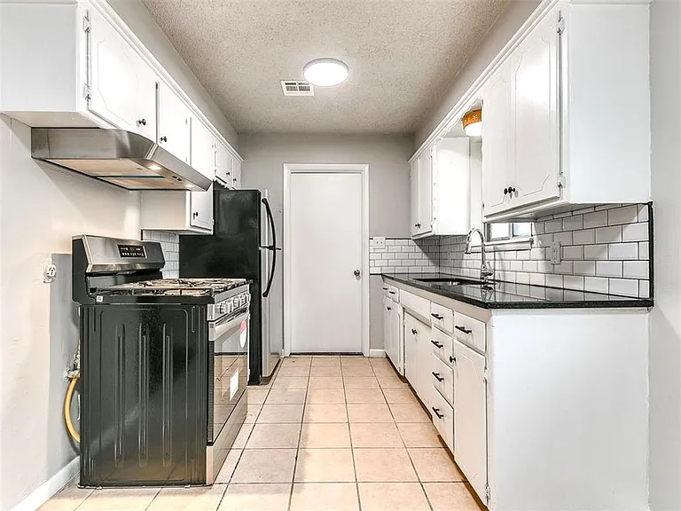 923 SW 3rd St — Photo 17