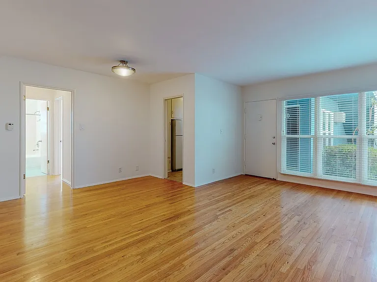 Westwood Hills Apartment — Photo 8