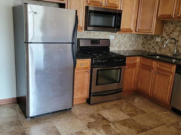 4th image of 8440 W 95th St #10