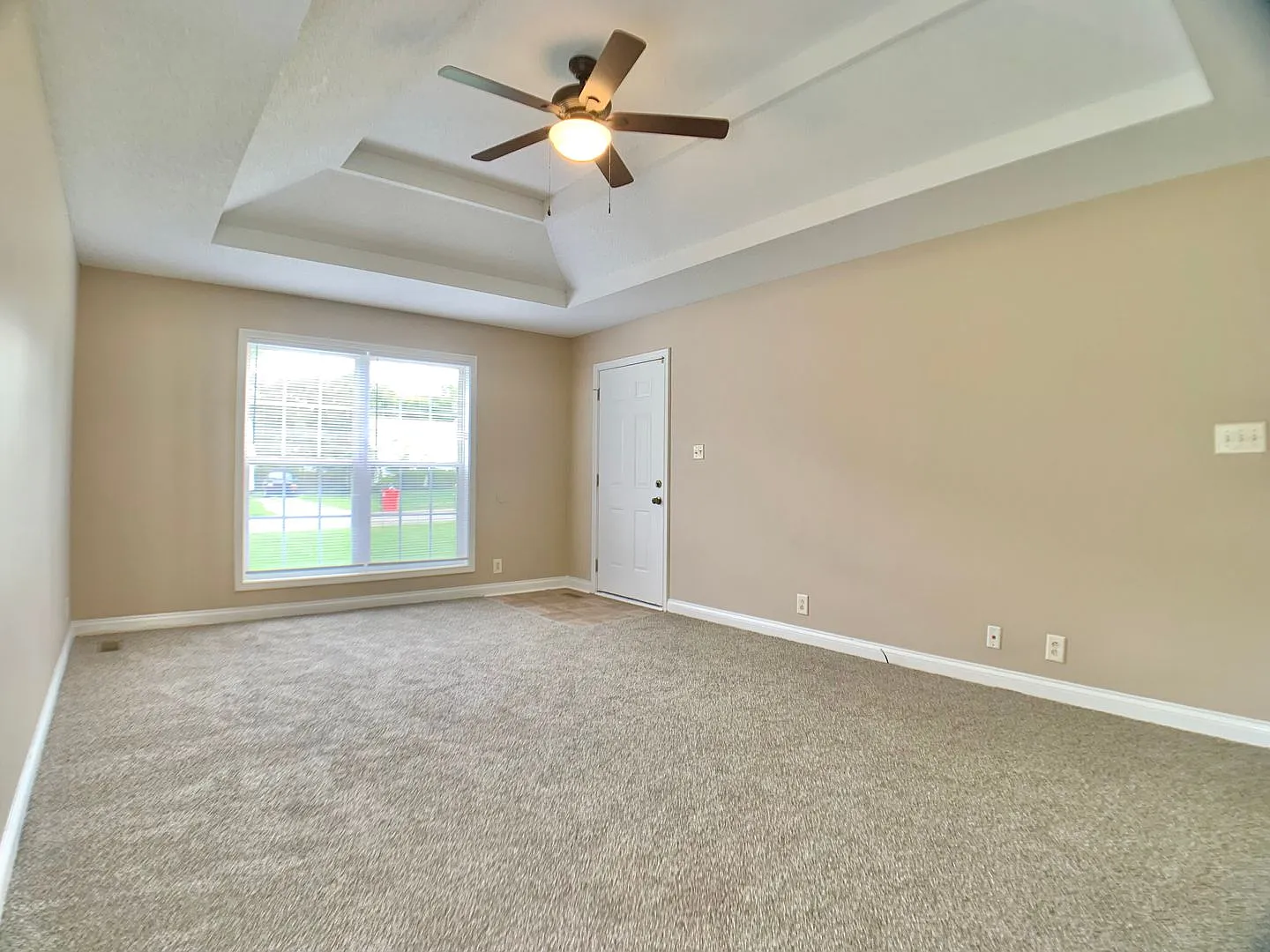 576 Joshua Dr — Photo 2