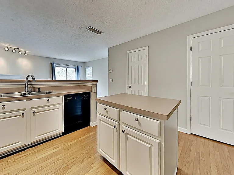 213 Shadow Glen Dr — Photo 10