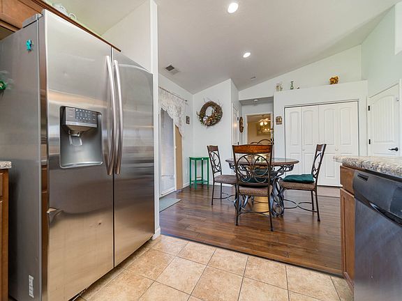 4th image of 303 Carriage Hills Ct