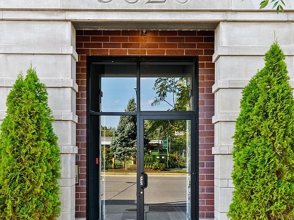 2nd image of 5820 N Clark St #204