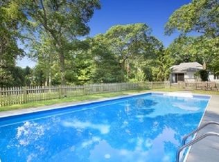 11 E Donellan Rd, Hampton Bays, NY 11946