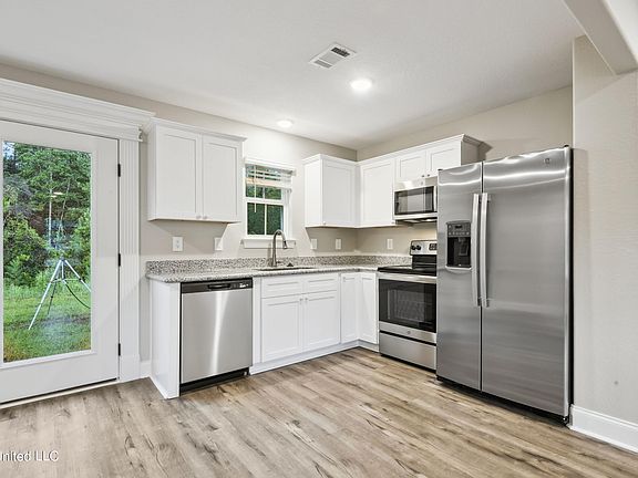 5th image of 13515 Dee Ave