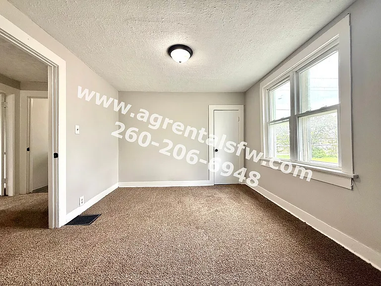 2720 Queen St — Photo 11