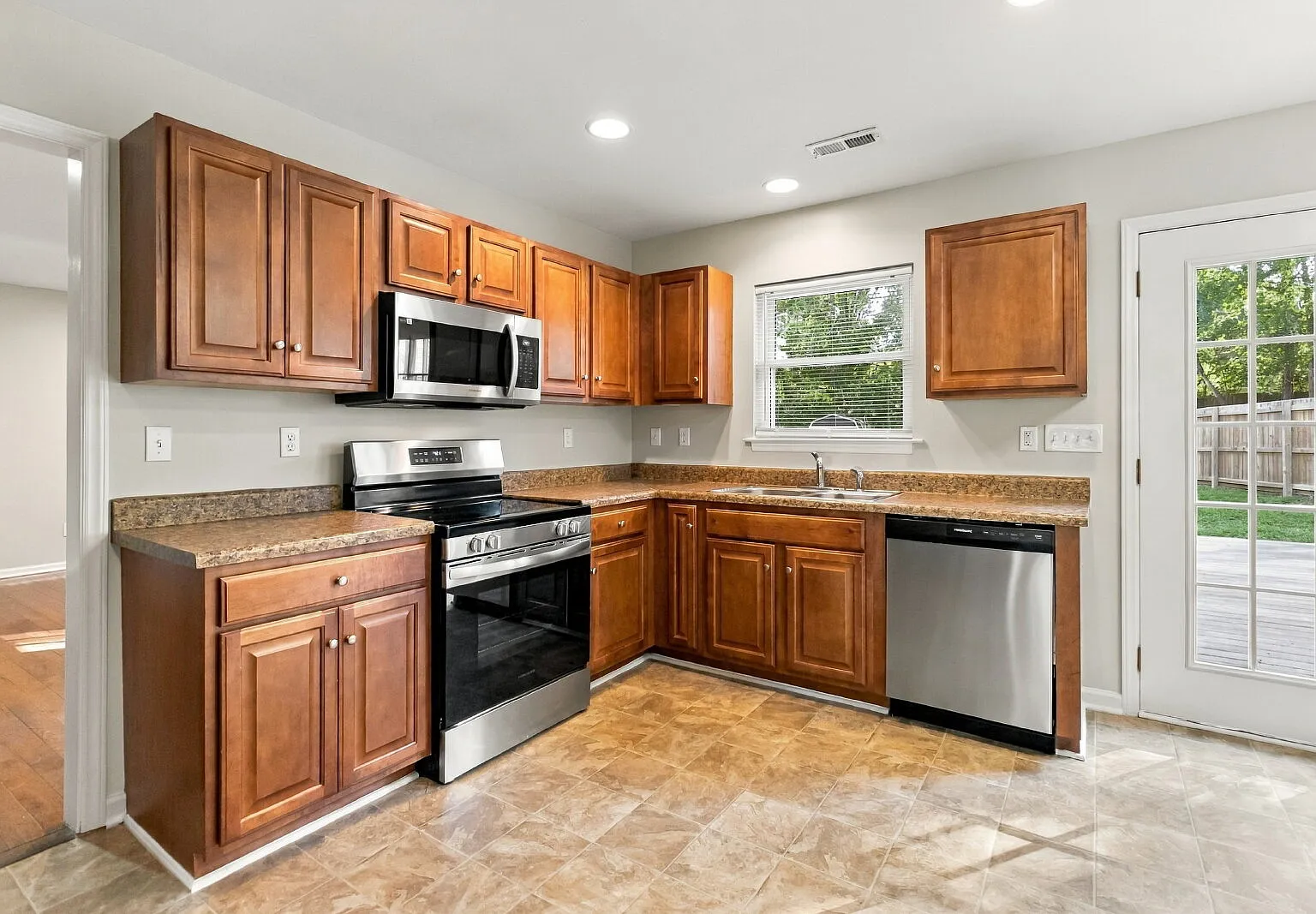 3 bed, 2.0 bath, 1665 sqft, $2,500 — Photo 4