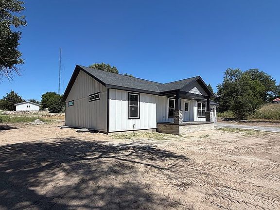 3rd image of 218 9th Ave W