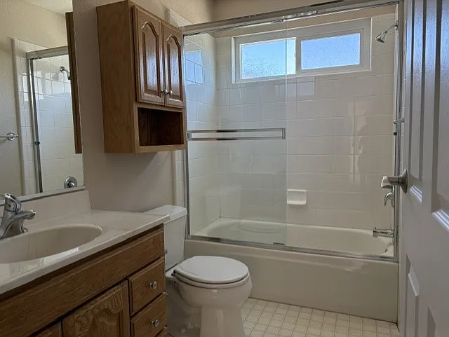 Full bathroom (2nd floor)