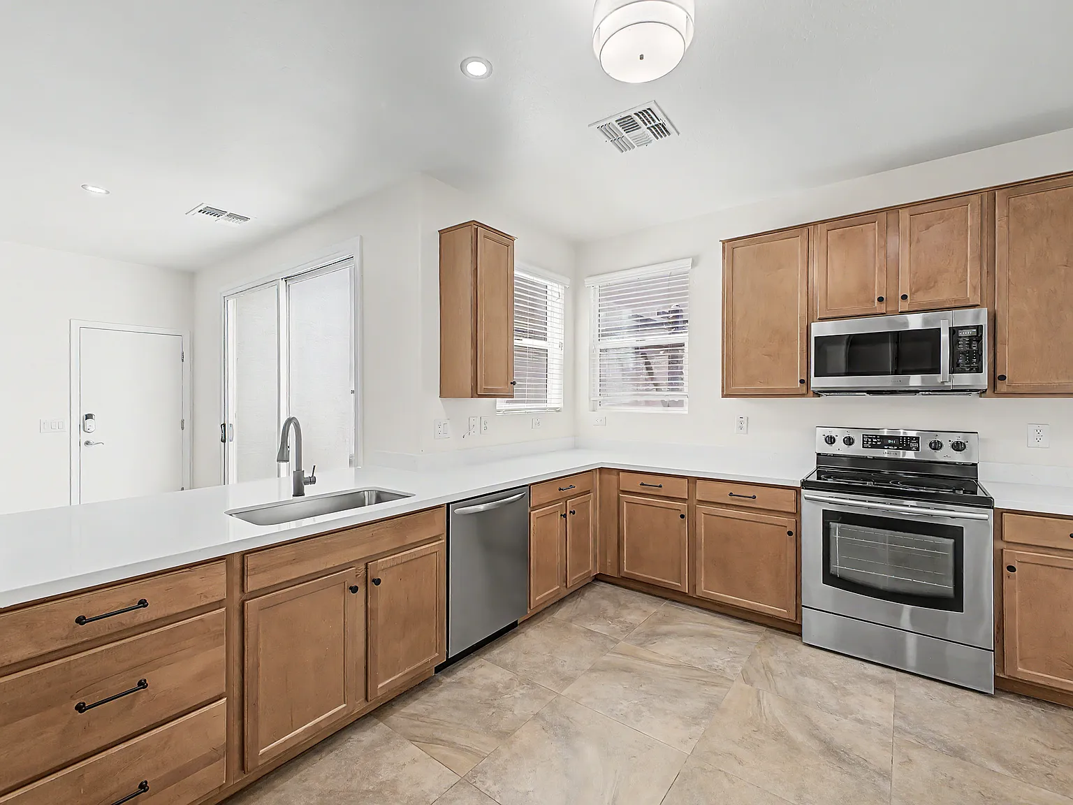 3 bed, 2467 sqft, $2,795 — Photo 2