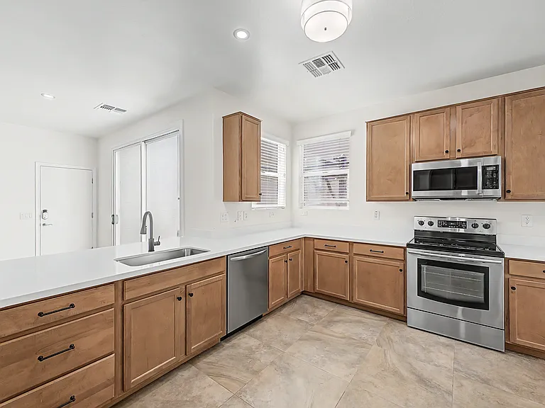 886 S Huish Dr — Photo 2