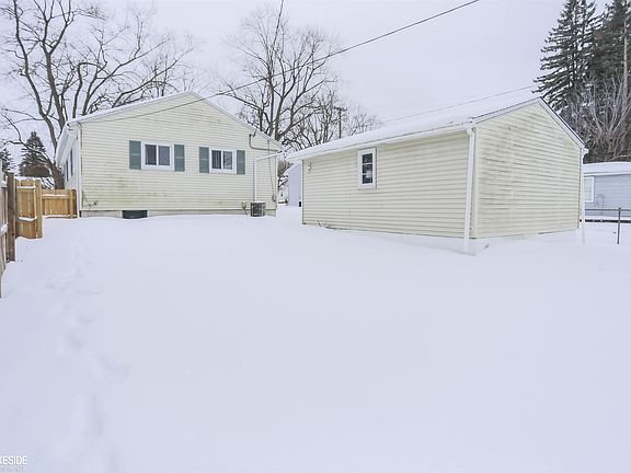 5th image of 223 Fairgrove St