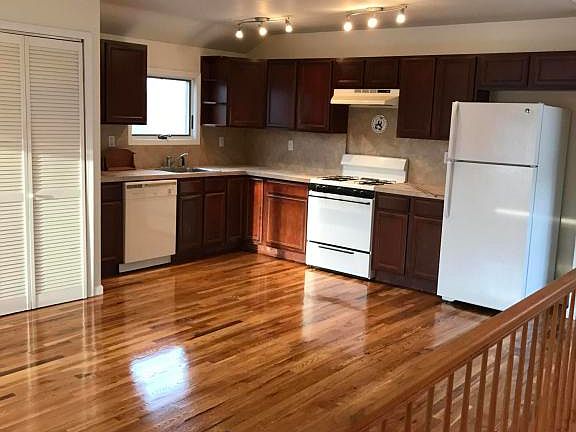 3rd image of 419 Medina St