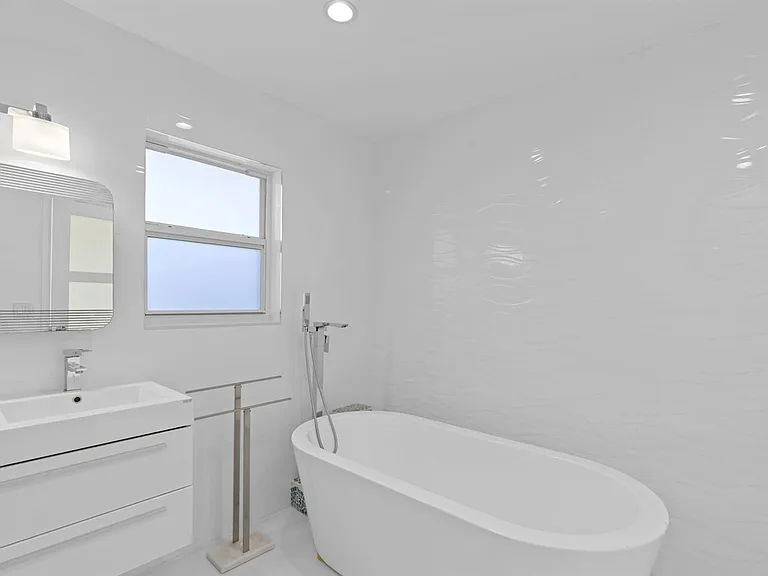 391 SE 7th Ave — Photo 32