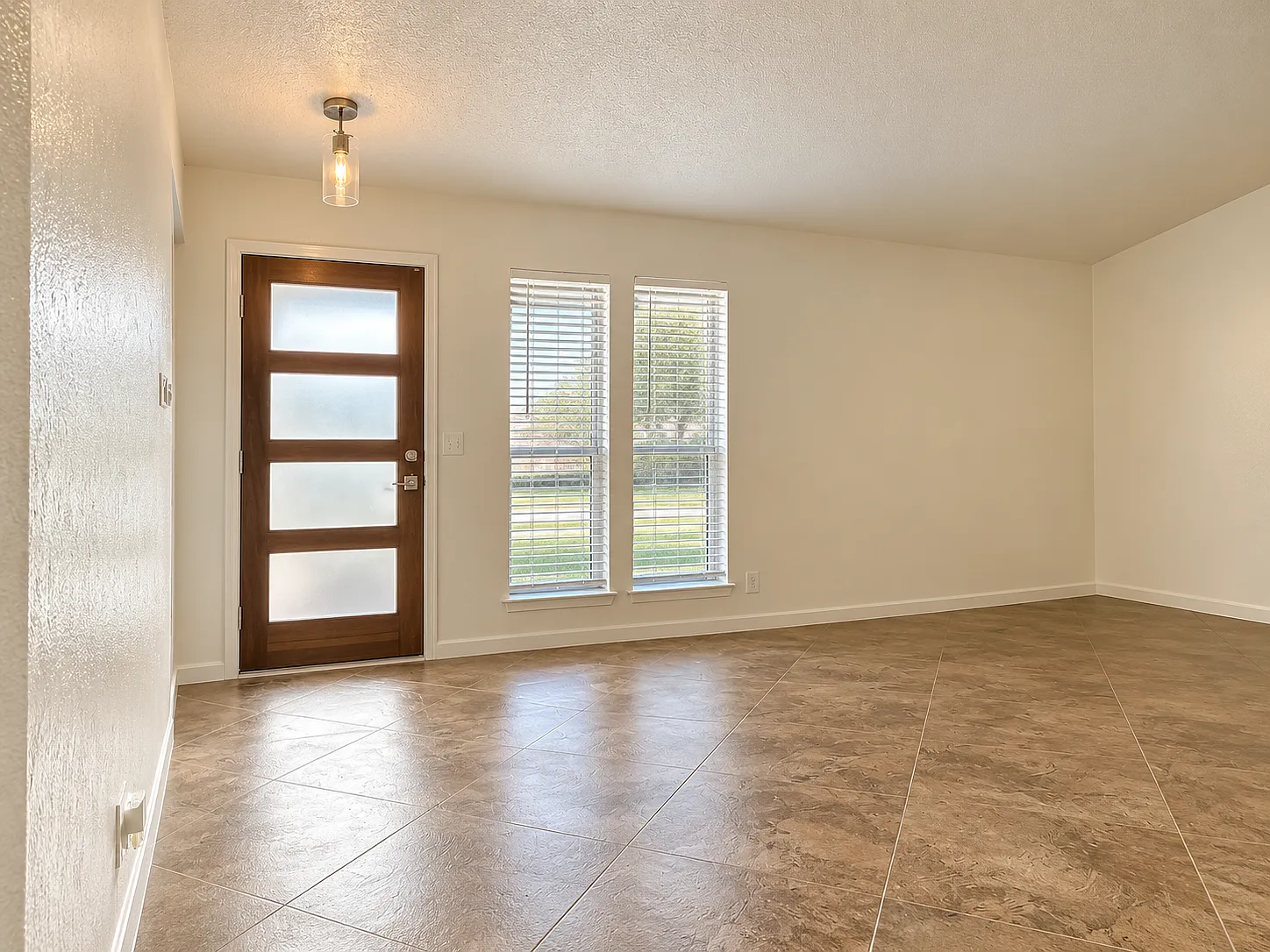 3 bed, 1393 sqft, $1,975 — Photo 2