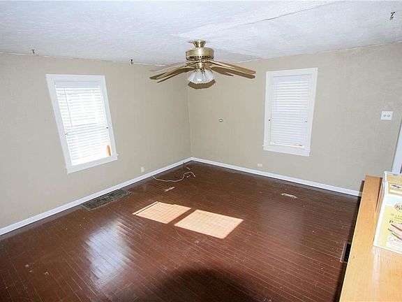 4th image of 17 E 2nd St