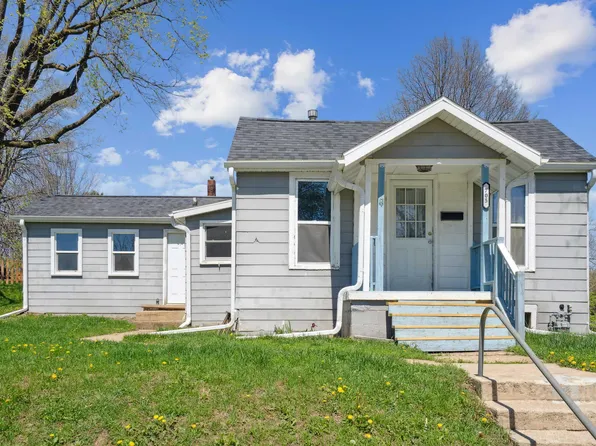 705 W 17th St, Cedar Falls, IA 50613